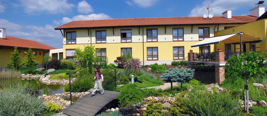 Wellness Hotel Happy Star Hnanice  Εξωτερικό φωτογραφία